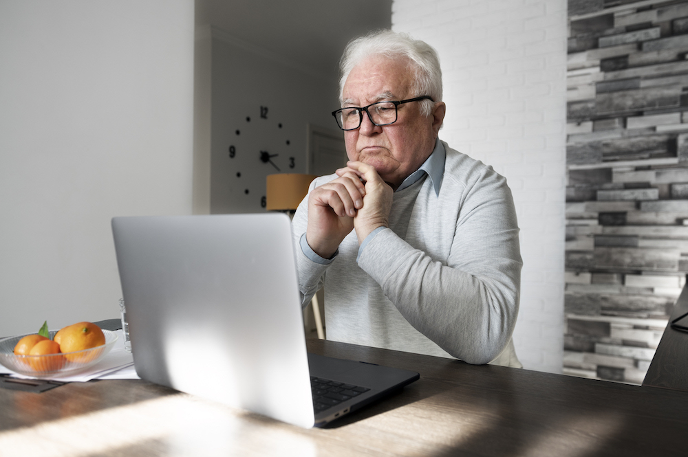 Oszustwa w internecie. To oni są najbardziej narażeni!