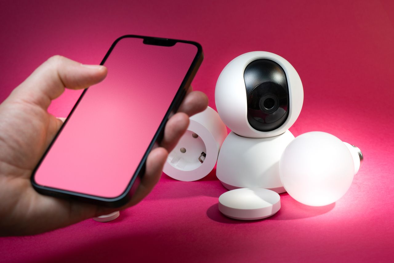 Alarm i kamery podłączone do sieci – jak nie stać się celem ataku na smart home?