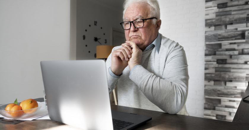 Oszustwa w internecie. To oni są najbardziej narażeni!
