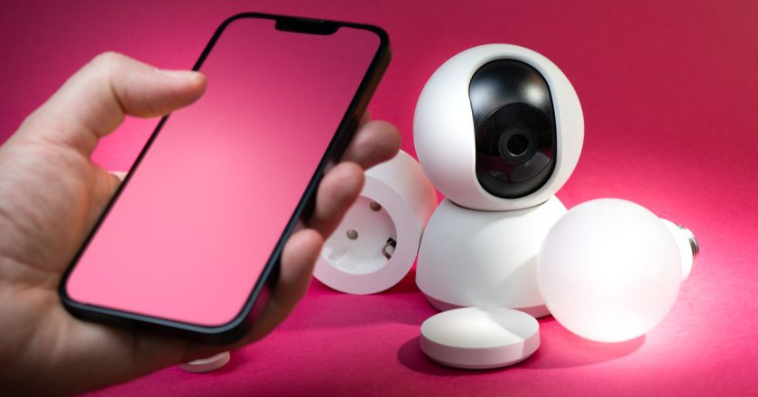 Alarm i kamery podłączone do sieci – jak nie stać się celem ataku na smart home?